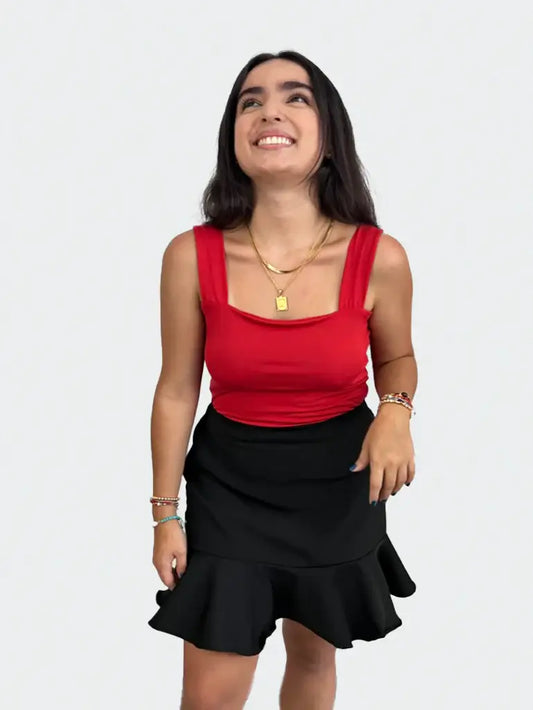 Look casual con falda corta basica, ideal para el día a día en Caracas