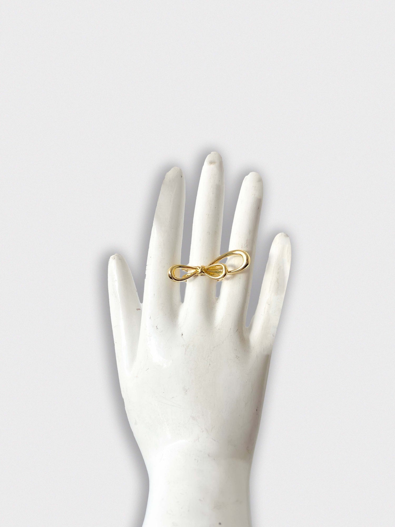 Anillo con diseño de lazo, ideales regalos de mujer caracas